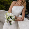 VESTIDO LONGO ROMANA UM OMBRO COM FLOR - OFF WHITE