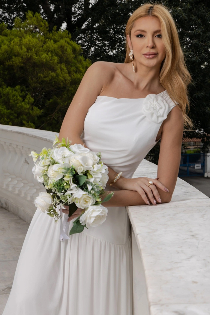 VESTIDO LONGO ROMANA UM OMBRO COM FLOR - OFF WHITE