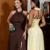 VESTIDO DE FESTA FRANCIELA GOLA ALTA FENDA BABADOS - MARROM
