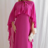 VESTIDO ANTONIETA LONGO CHIFFON CAPA BABADOS - FÚCSIA