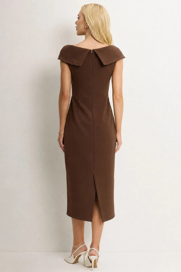 VESTIDO LEILA TUBINHO COM DETALHE FLOR - MARROM