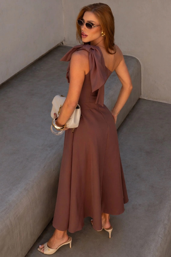 VESTIDO GLÁUCIA UM OMBRO COM LAÇO - MARROM