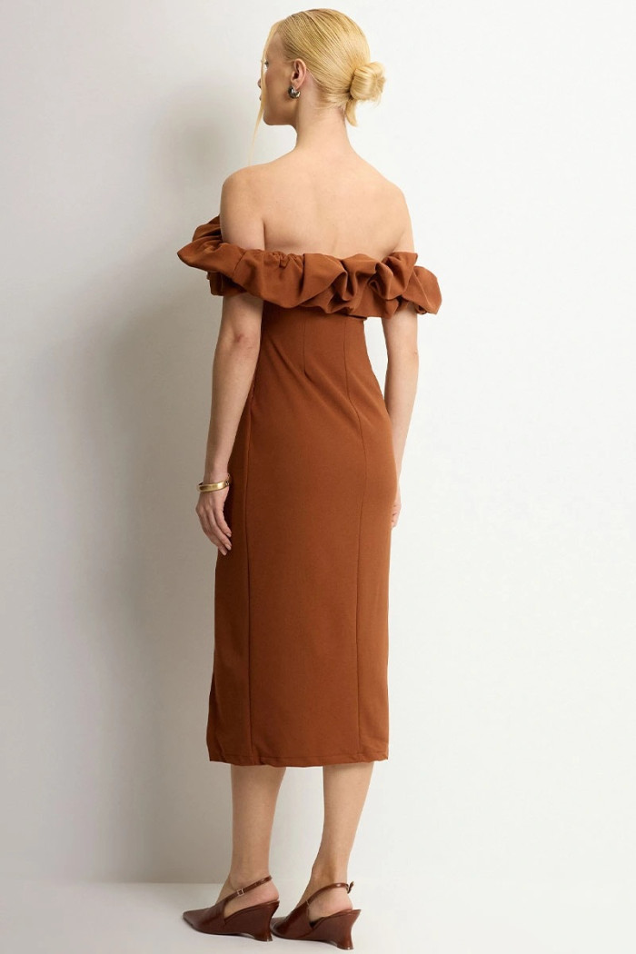 VESTIDO OMBRO A OMBRO MIDI BABADOS PATY - MARROM