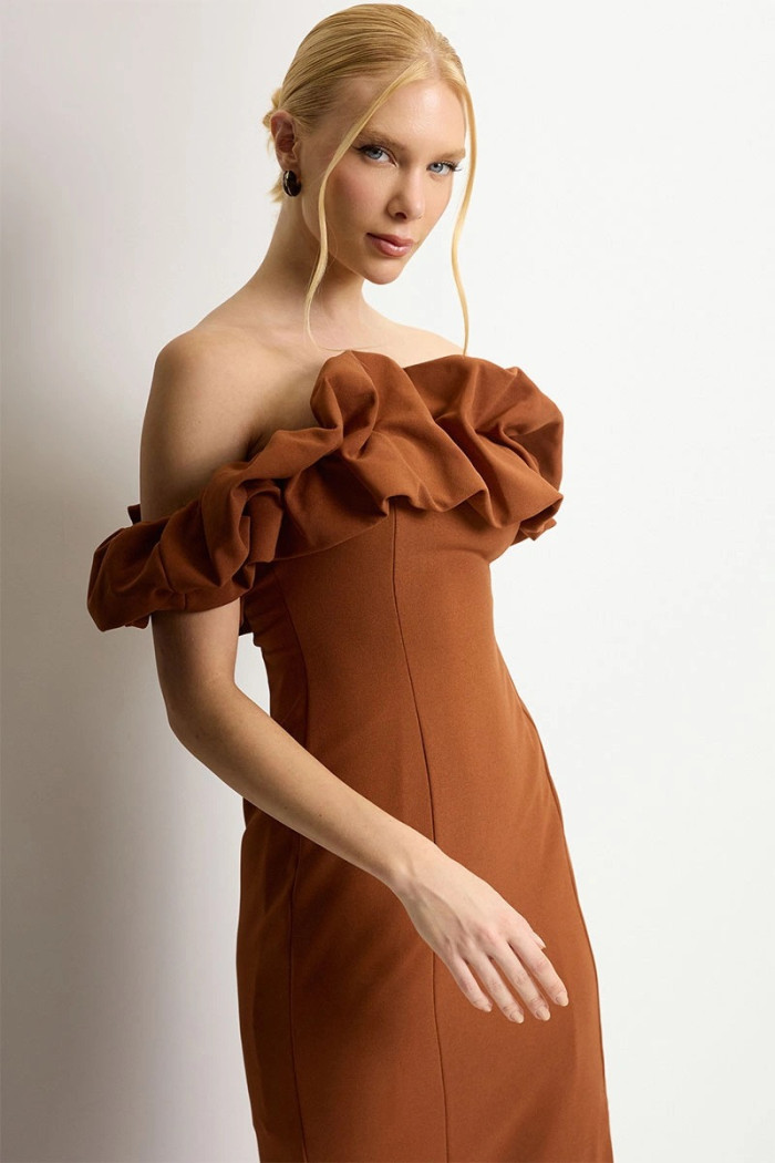 VESTIDO OMBRO A OMBRO MIDI BABADOS PATY - MARROM