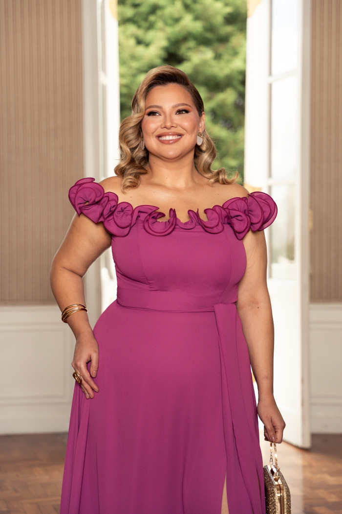 VESTIDO DE FESTA PÂMELA PLUS SIZE DETALHE FLOR - FÚCSIA